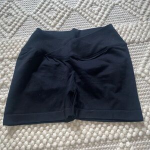 ✨NWOT✨ MYB Black cross waist bike shorts